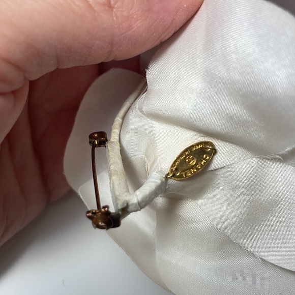 AUTHENTIC Chanel Pin Brooch satin flower - Picture 7 of 11